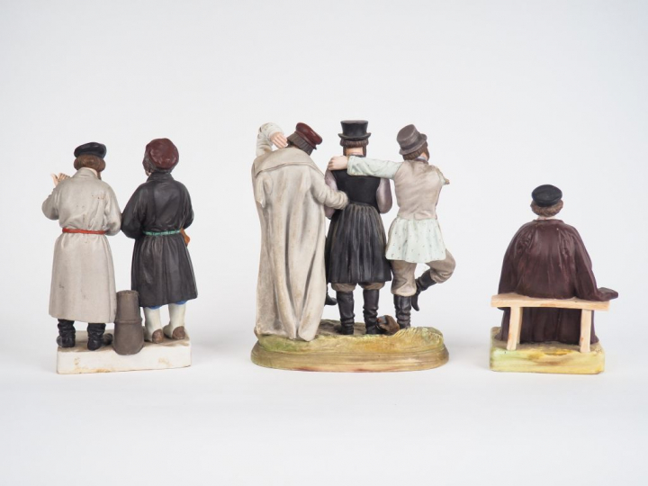 Trois différents groupes en biscuit polychrome représentant des scènes