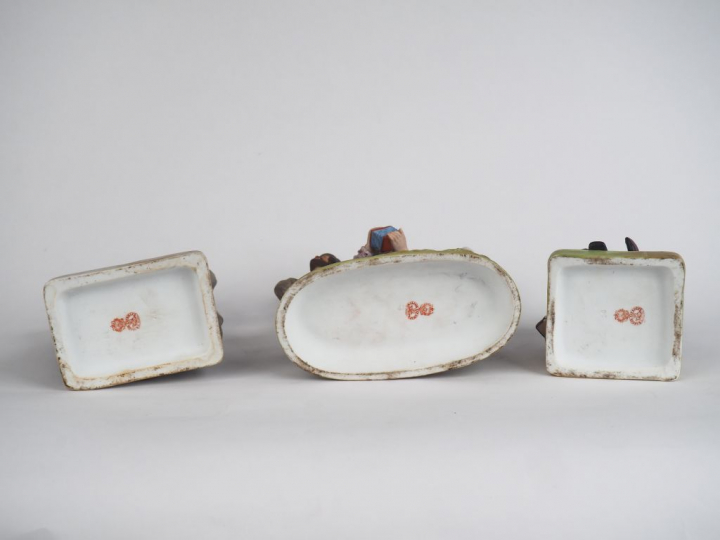 Trois différents groupes en biscuit polychrome représentant des scènes