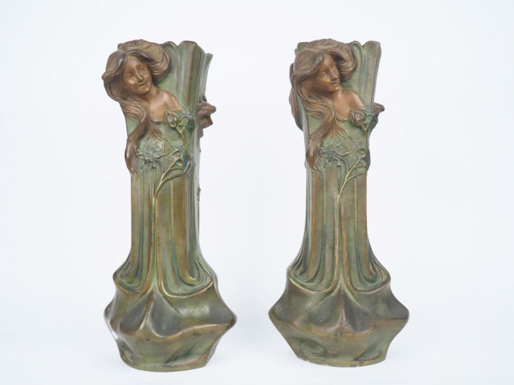 FLORAN. Paire de vases Art Nouveau en régule, à décor de jeune femme e