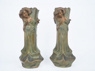 Vente aux enchères FLORAN. Paire de vases Art Nouveau en régule, à décor de jeune femme e