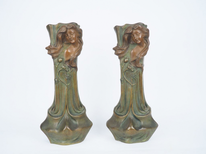 FLORAN. Paire de vases Art Nouveau en régule, à décor de jeune femme e