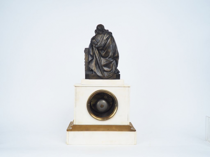 Pendule XIXème en marbre blanc et bronze, à décor d'une allégorie de l