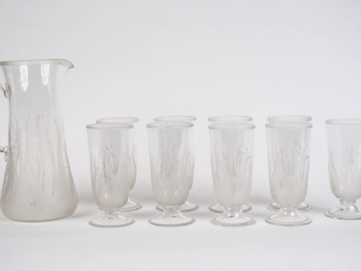 Service à orangeade en cristal gravé. Comprenant : - une carafe - neuf