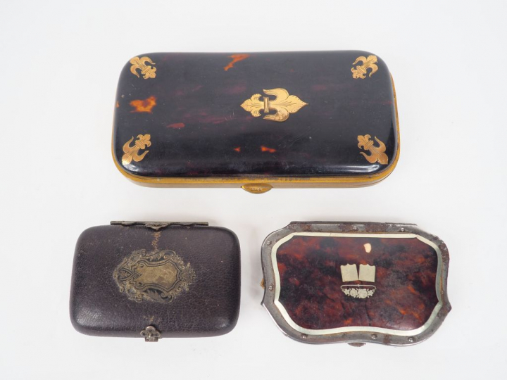 Trois différentes bourses ou étuis à lunettes Napoléon III en corne, é