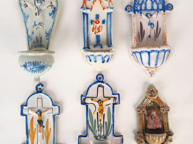 Six différents bénitiers en faïence polychrome.