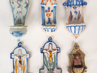 Vente aux enchères Six différents bénitiers en faïence polychrome.