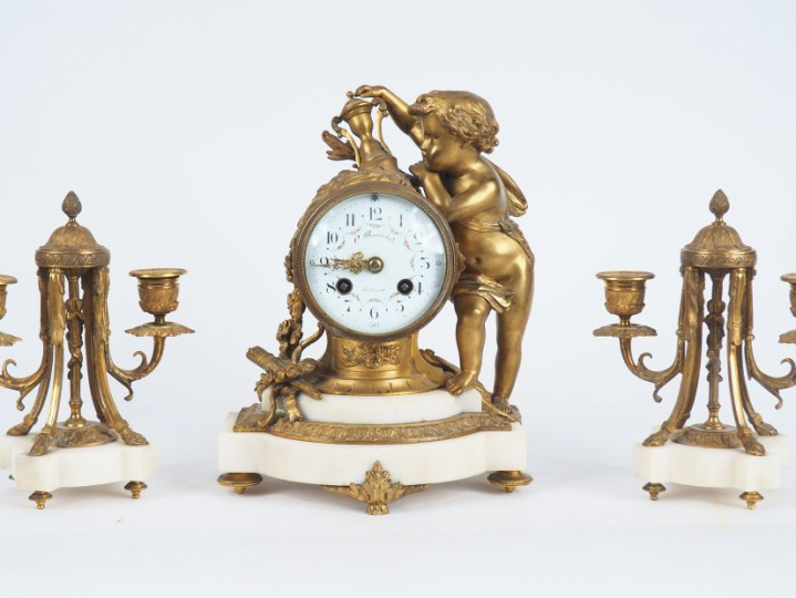 Garniture de cheminée 1900 de style Louis XVI en bronze et albâtre, à 