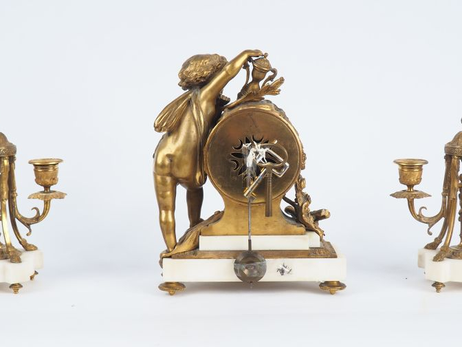 Garniture de cheminée 1900 de style Louis XVI en bronze et albâtre, à 
