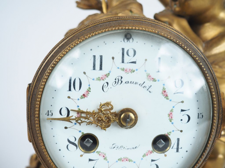 Garniture de cheminée 1900 de style Louis XVI en bronze et albâtre, à 