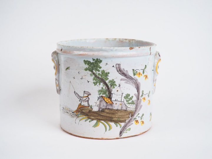 	Joli rafraichissoir fin XVIIIème en faïence, à décor polychrome de pê