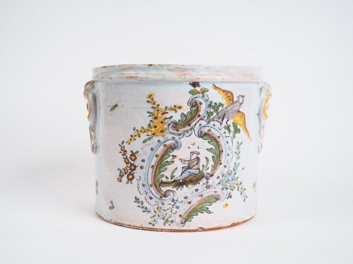 	Joli rafraichissoir fin XVIIIème en faïence, à décor polychrome de pê