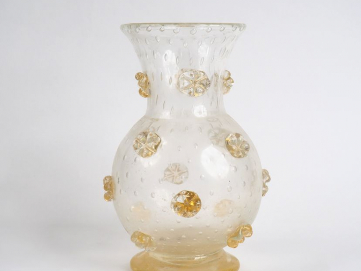 Vase en verre de Murano, à décor de fleurs dorées en cabochon. H. 29,5