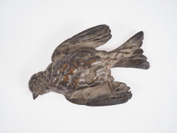 J. MOIGNIEZ "Oiseau mort" Sujet en bronze  Signé. 13 x 7,5 cm