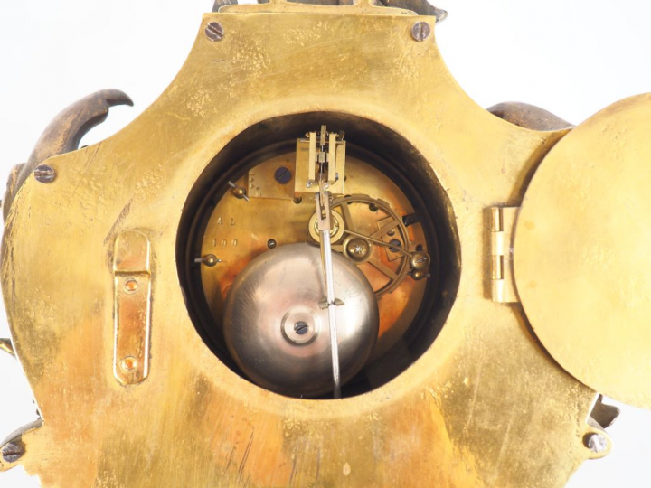 Cartel de style Louis XV en bronze, à décor de rocailles et de fleurs.