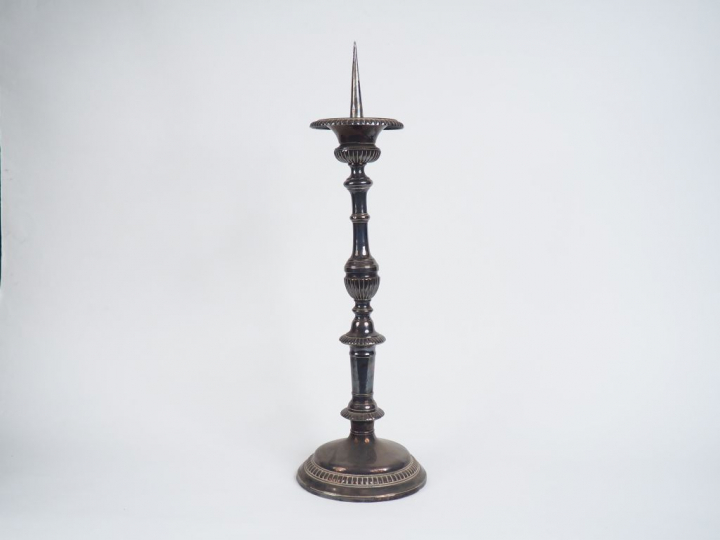Pique-cierge en bronze argenté de style Louis XIII. H. 61 cm