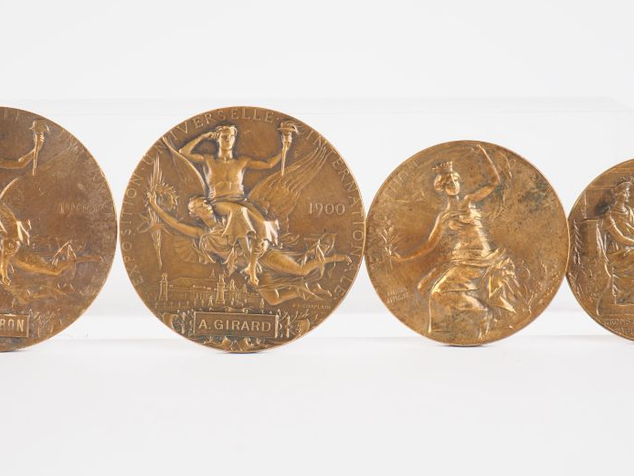 Ensemble comprenant quatres médailles en bronze : - Exposition univers