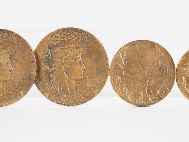Ensemble comprenant quatres médailles en bronze : - Exposition univers
