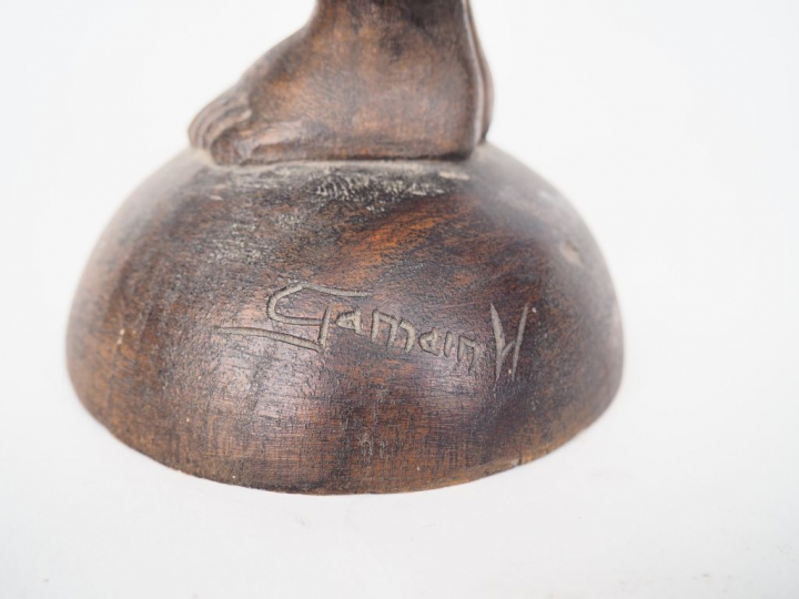 	GAMAIN "Jésus roi d'amour". Sculpture en bois  Signée.  H. 41,5 cm