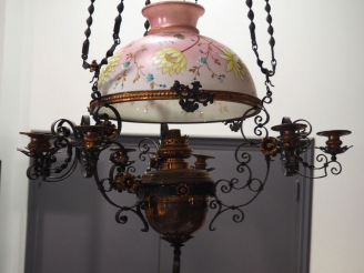 Vente aux enchères Suspension Napoléon III en cuivre, tôle et opaline à décor de fleurs.