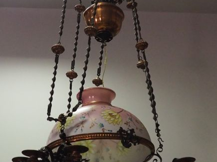 Suspension Napoléon III en cuivre, tôle et opaline à décor de fleurs.