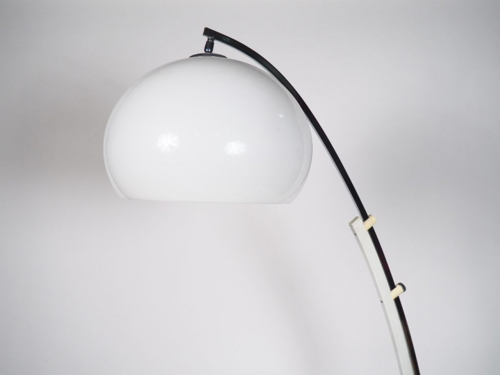 Lampadaire moderne, abat jour en résine ou composition blanche.