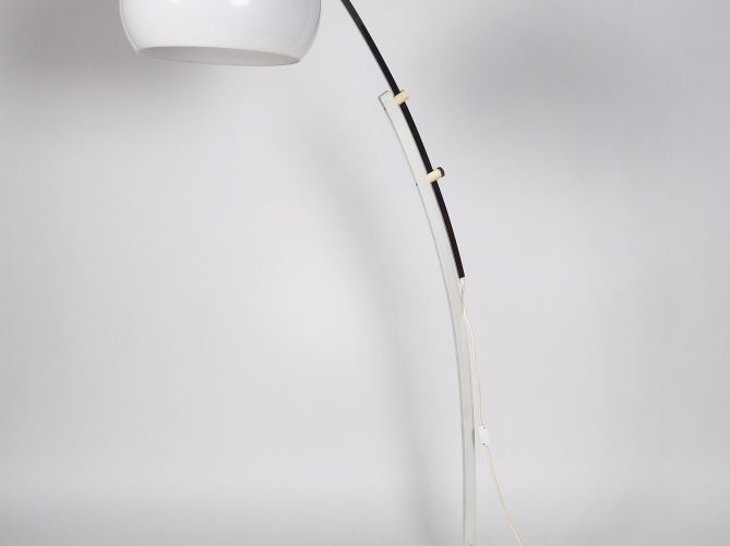 Lampadaire moderne, abat jour en résine ou composition blanche.