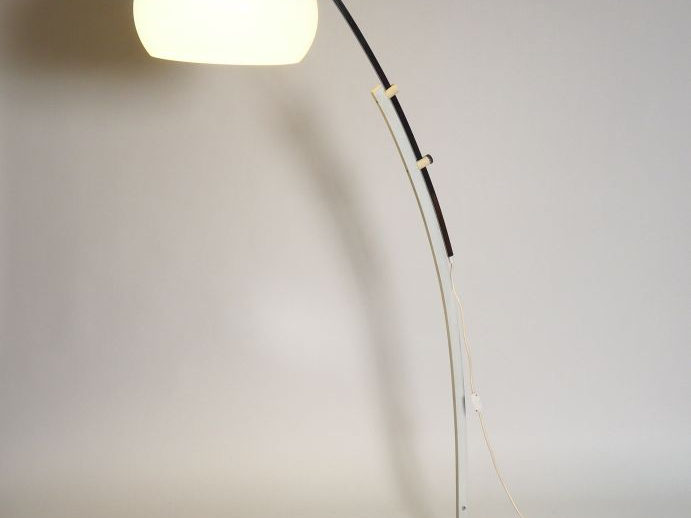 Lampadaire moderne, abat jour en résine ou composition blanche.