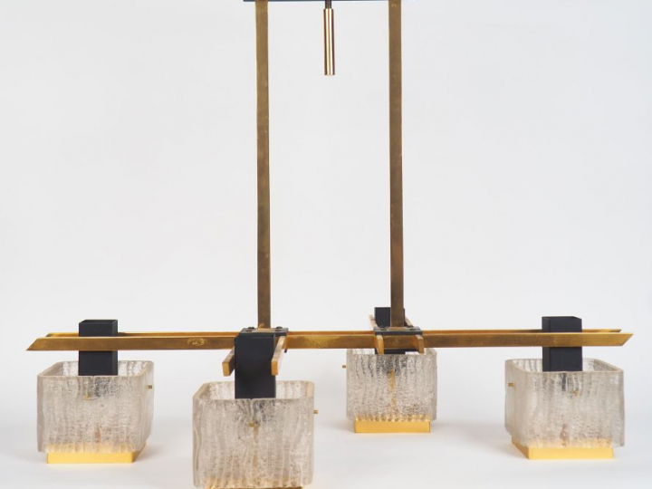 Suspension 1960 en laiton et verre, éclairant à quatre lumières.