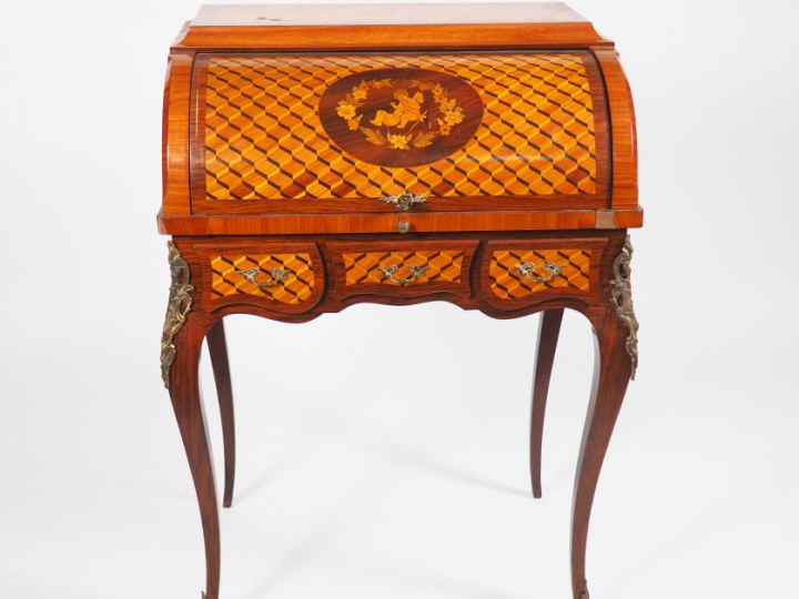Bureau à cylindre de style Louis XV en marqueterie, à décor de cubes e