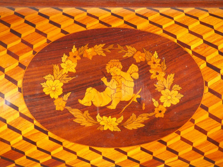 Bureau à cylindre de style Louis XV en marqueterie, à décor de cubes e