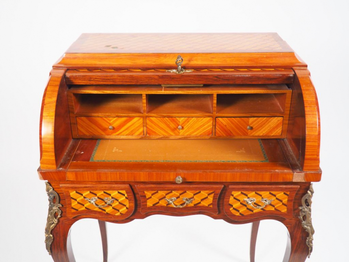 Bureau à cylindre de style Louis XV en marqueterie, à décor de cubes e