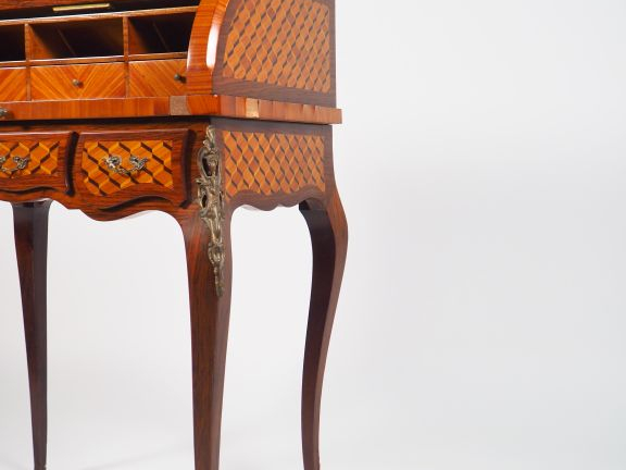 Bureau à cylindre de style Louis XV en marqueterie, à décor de cubes e