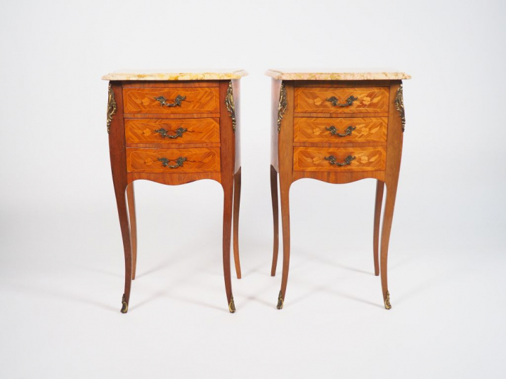 Paire de chevets de style Louis XV en marqueterie, ouvrant à trois tir