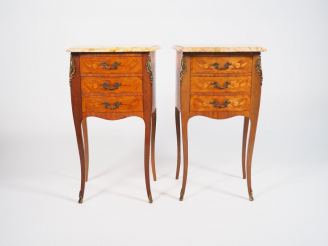 Vente aux enchères Paire de chevets de style Louis XV en marqueterie, ouvrant à trois tir