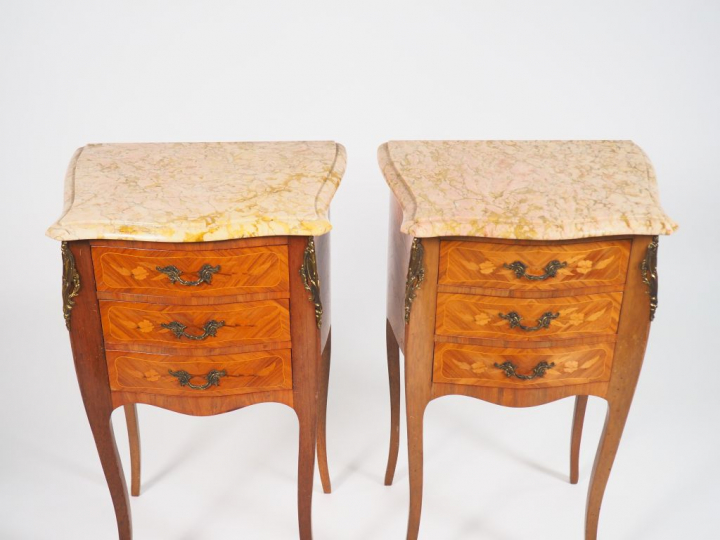 Paire de chevets de style Louis XV en marqueterie, ouvrant à trois tir