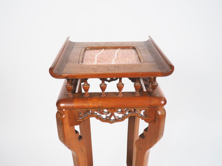 Sellette indochinoise en bois naturel sculpté et ajouré. Dessus marbre