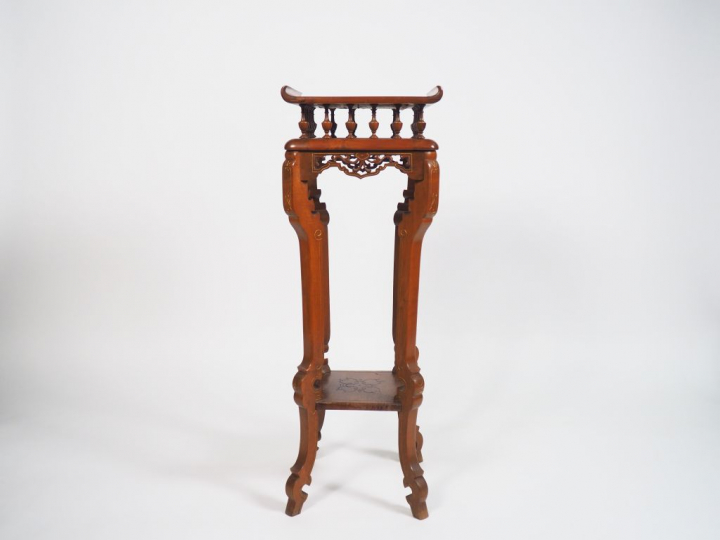 Sellette indochinoise en bois naturel sculpté et ajouré. Dessus marbre