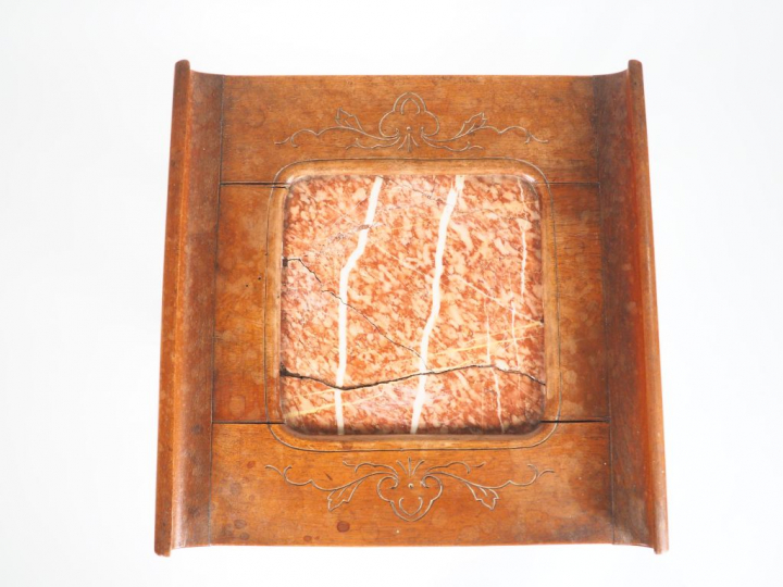 Sellette indochinoise en bois naturel sculpté et ajouré. Dessus marbre