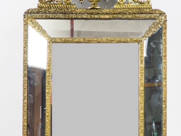 Miroir XIXème à parcloses en laiton repoussé, à décor de frise, de rin
