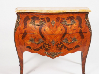 Vente aux enchères Commode de style Louis XV en marqueterie, à décor de fleurs, ornementa