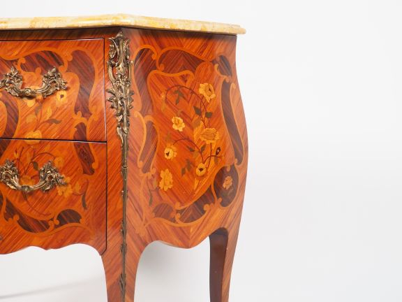 Commode de style Louis XV en marqueterie, à décor de fleurs, ornementa