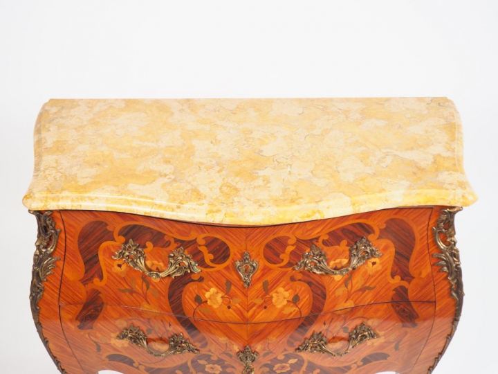 Commode de style Louis XV en marqueterie, à décor de fleurs, ornementa