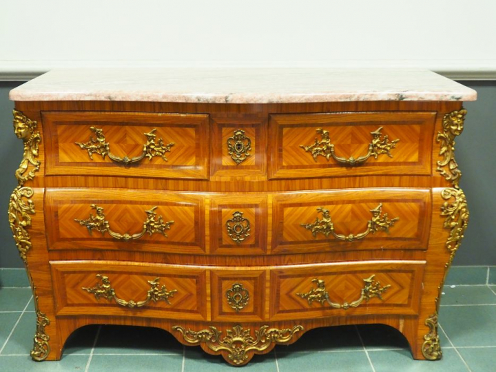 Grande commode de style Louis XV en marqueterie et frisage, ornemenati