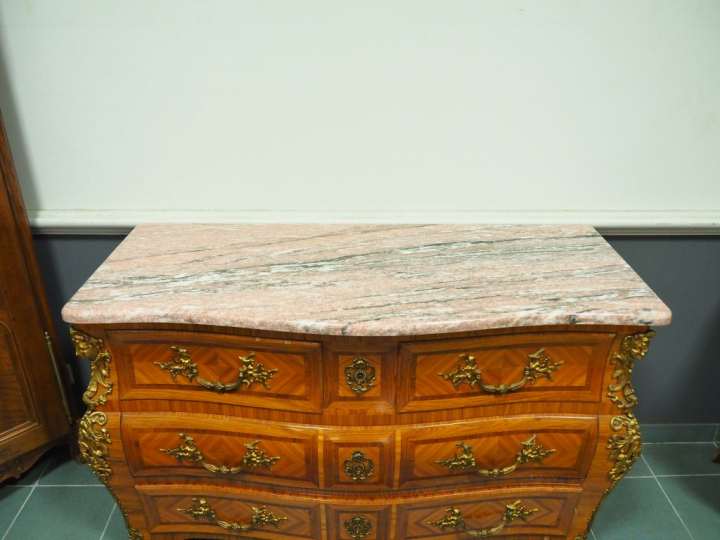 Grande commode de style Louis XV en marqueterie et frisage, ornemenati