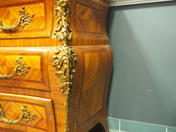 Grande commode de style Louis XV en marqueterie et frisage, ornemenati