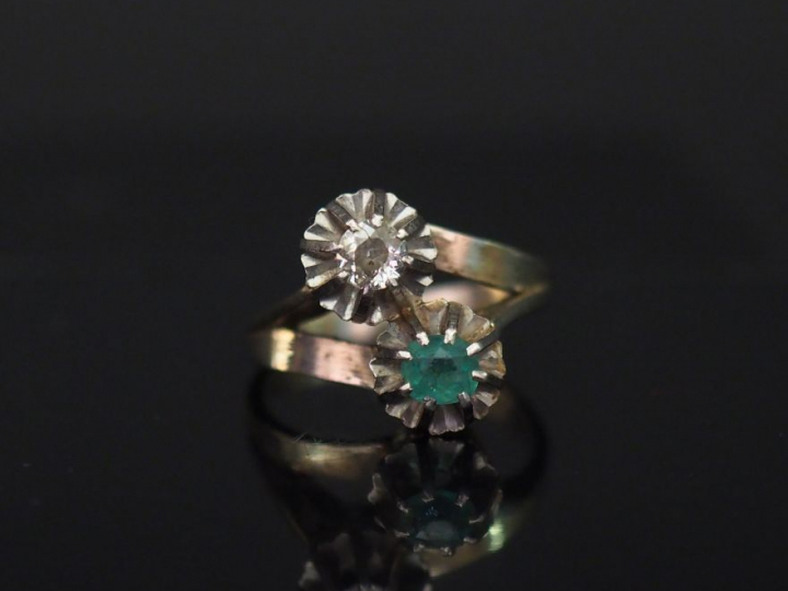 Bague dite "Toi   Moi" en platine et or blanc, sertie d'une émeraude e