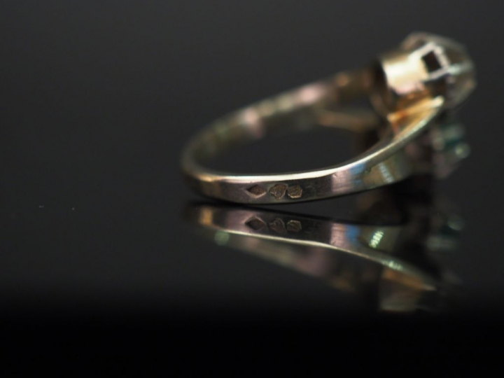 Bague dite "Toi   Moi" en platine et or blanc, sertie d'une émeraude e