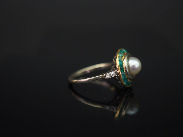 Bague en or blanc, sertie en son centre d'une perle blanche entourée d