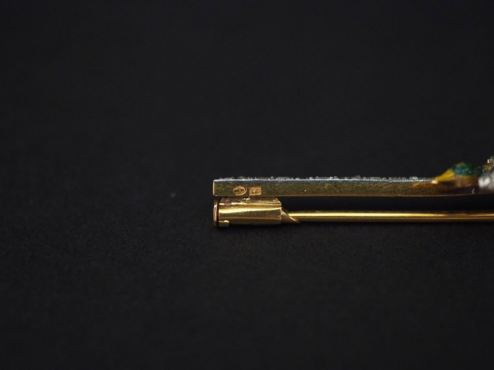 Broche barrette en or jaune, diamant et émail vert et jaune, à décor e