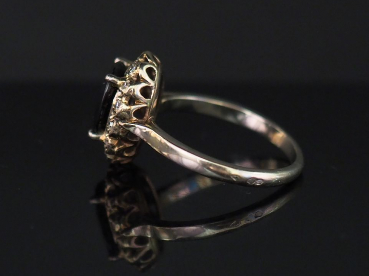 Bague marguerite en platine et or blanc, sertie en son centre d'un sap